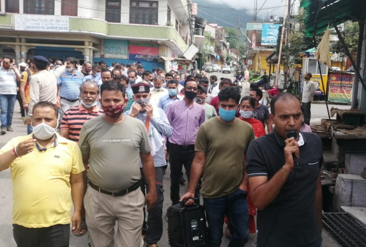 himachal mandi joginder nagar news: karobari protest against vyapari mela in supermarket