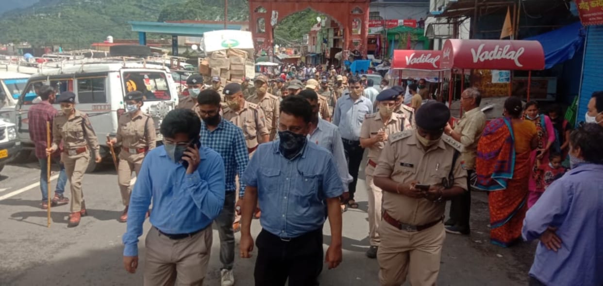 gopeshwar news : due to non-payment of rent municipality sealed shops and houses