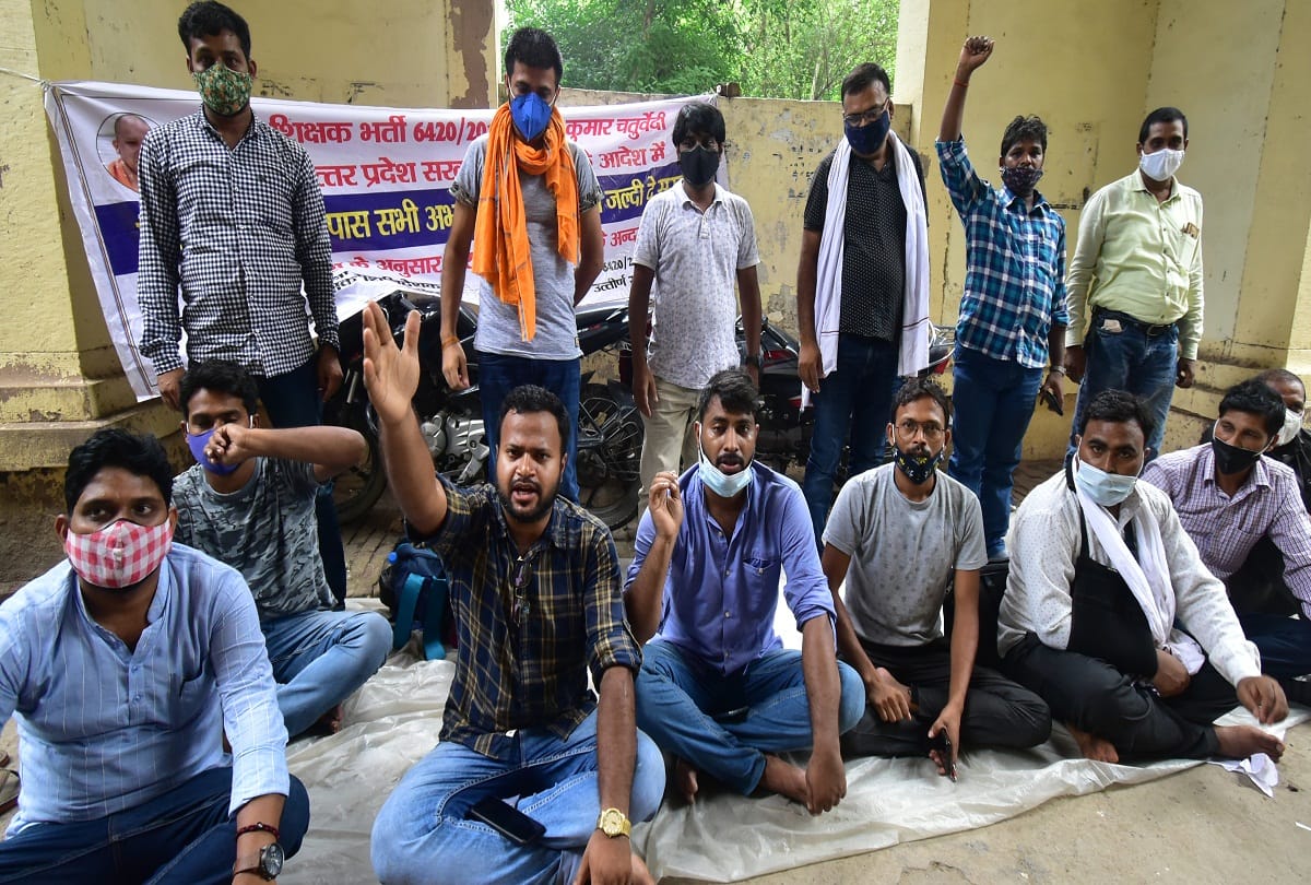 Selected teachers started a hunger strike on the education directorate demanding appointment