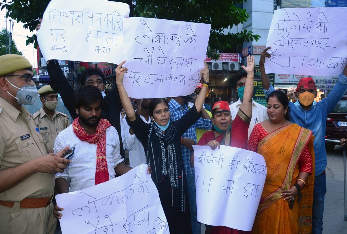 protest against income tax raid on media house