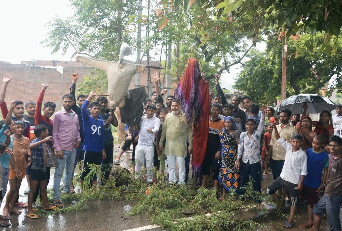 locals protest over water logging problems in firozabad