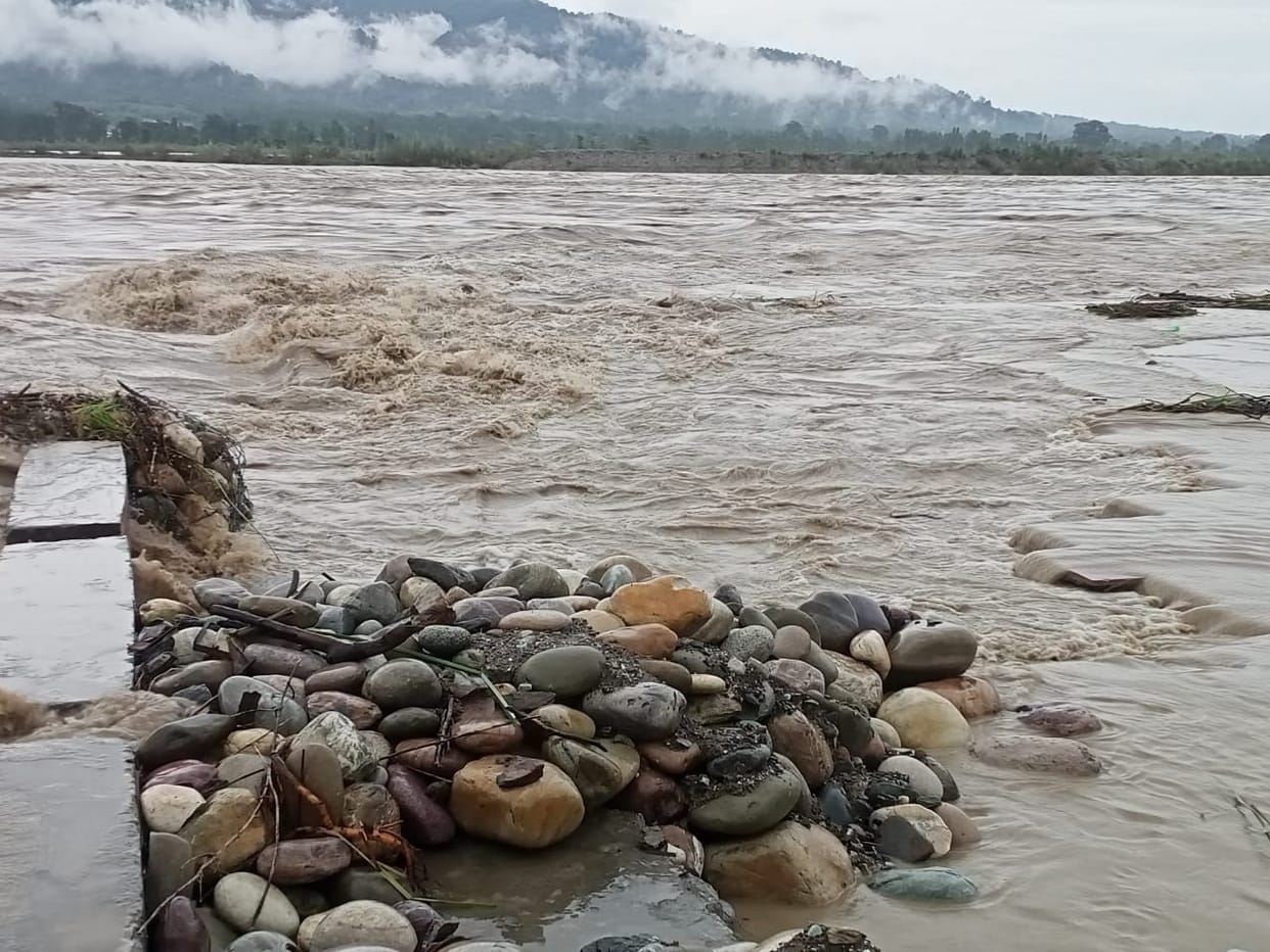Sharda's water level increased, vehicles stopped from barrage