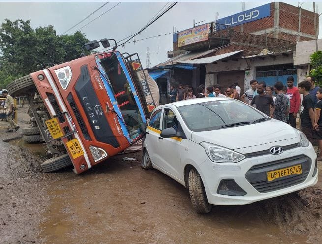 Hathras: Truck overturned due to potholes in the road, three car riders left