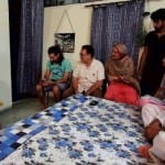 ओलंपिक ओपनिंग सेरेमनी देखते अंजुम के परिजन।