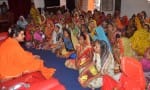 गुरु पूर्णिमा महोत्सव पर महिलाओं को प्रवचान देती पूजा शकुन पांड़ेय।