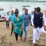 prayagraj news : संगम पहुंचीं अंतरराष्ट्रीय बैडमिंटन खिलाड़ी साइना नेहवाल।