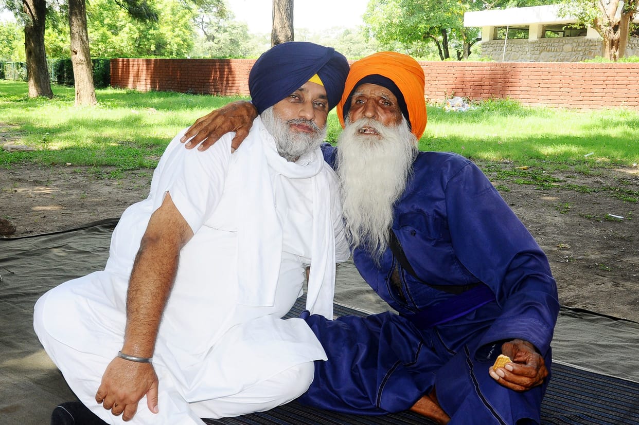 Sukhbir badal reached at Matka Chowk to meet Baba Labh Singh