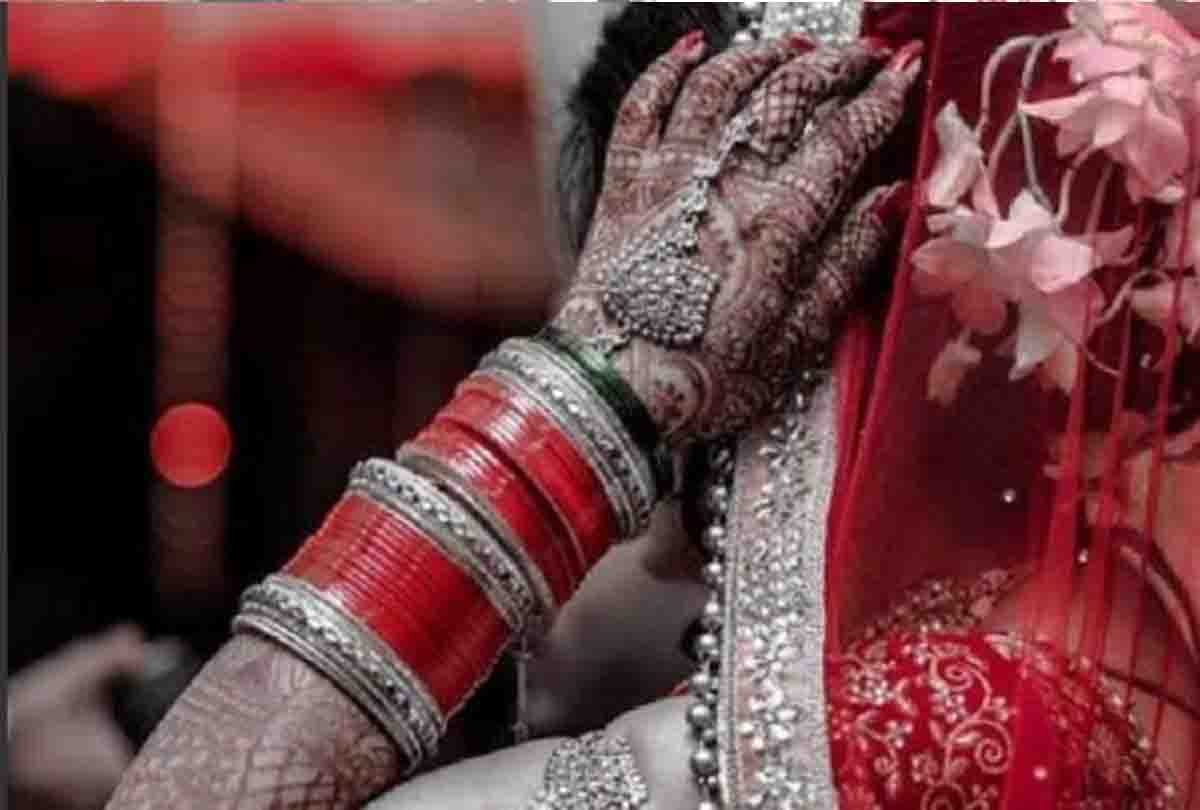 After love marriage wife ran away with jewelry, Robber Bride
