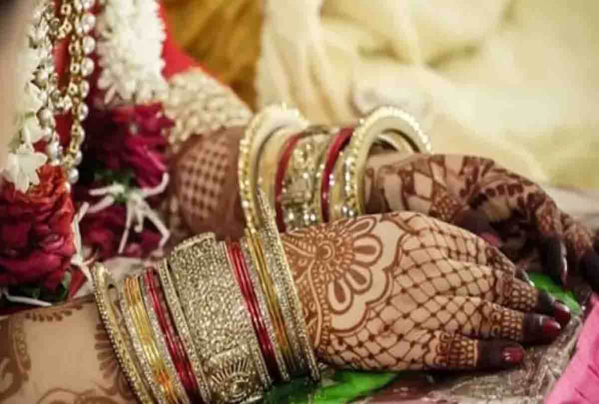 After love marriage wife ran away with jewelry, Robber Bride