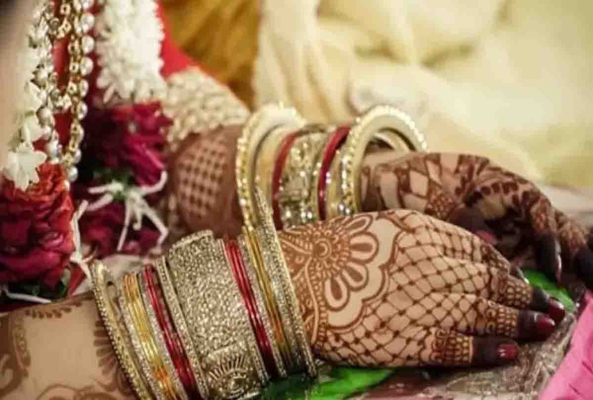 After love marriage wife ran away with jewelry, Robber Bride