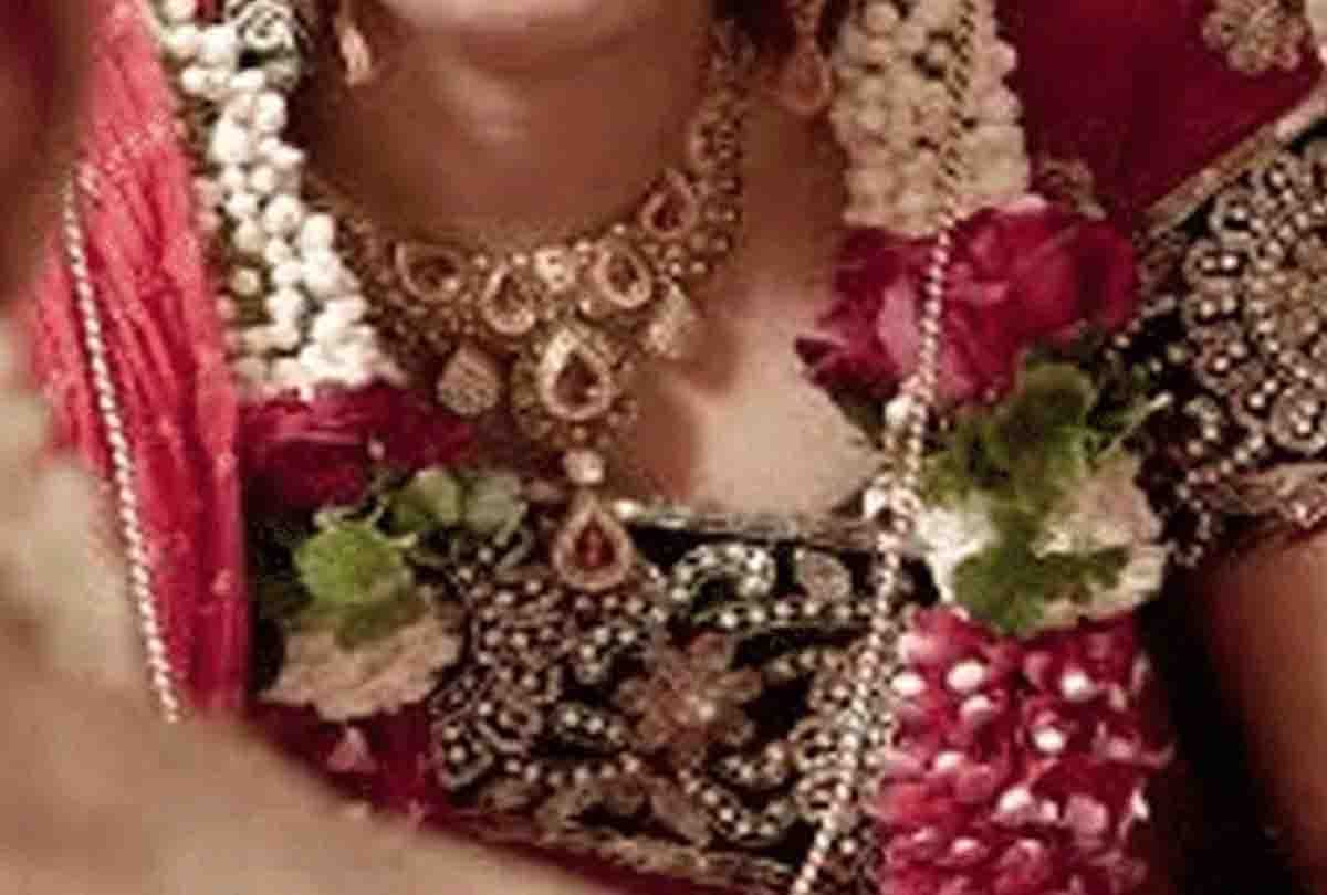 After love marriage wife ran away with jewelry, Robber Bride