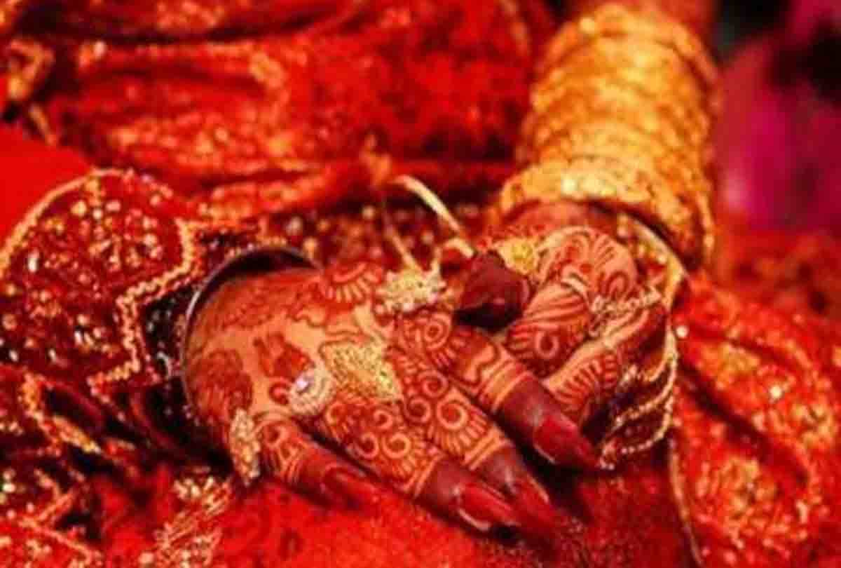 After love marriage wife ran away with jewelry, Robber Bride