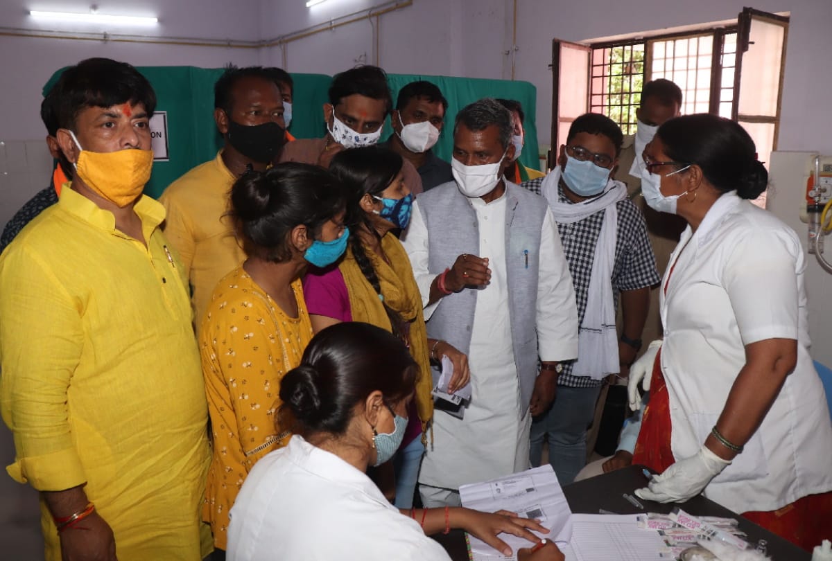 UP minister in charge gets angry seeing chaos during corona vaccination in gorakhpur