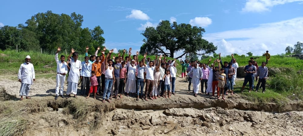 Villagers demonstrated to fix the contact road