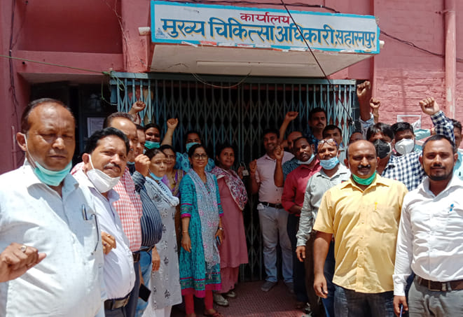 The striking employees put a lock on the CMO office