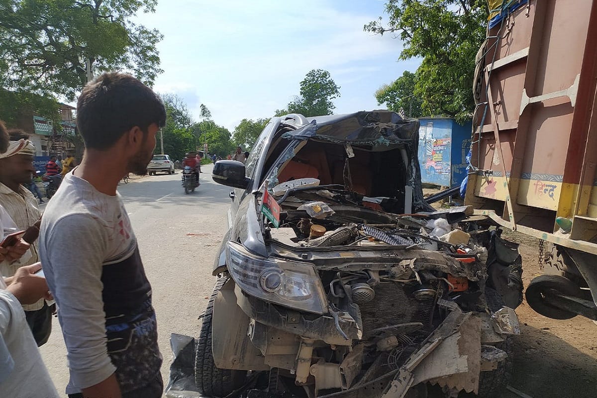 horrific road accident ballia two dies and five injured including newborn baby after safari collided with truck due to Driver nap