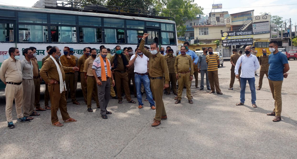 Employees closed the bus stand, raised slogans against the state government and the corporation