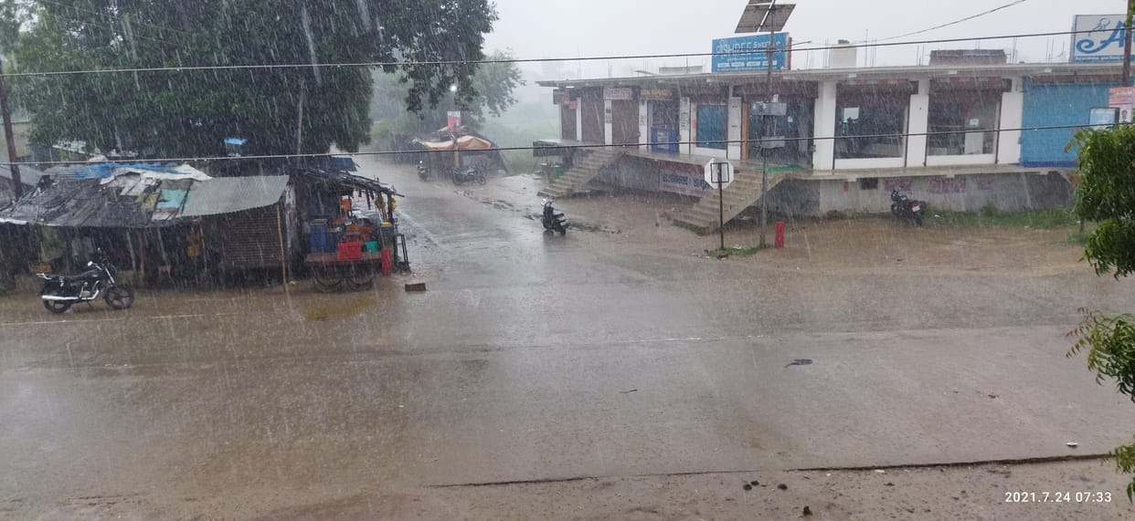kaheen jhamaajham to kaheen rimajhim baarish se mausam hua suhaana
