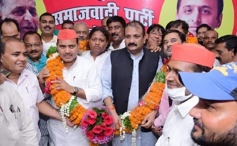 Pawan Saxena joined the SP, the district president got membership