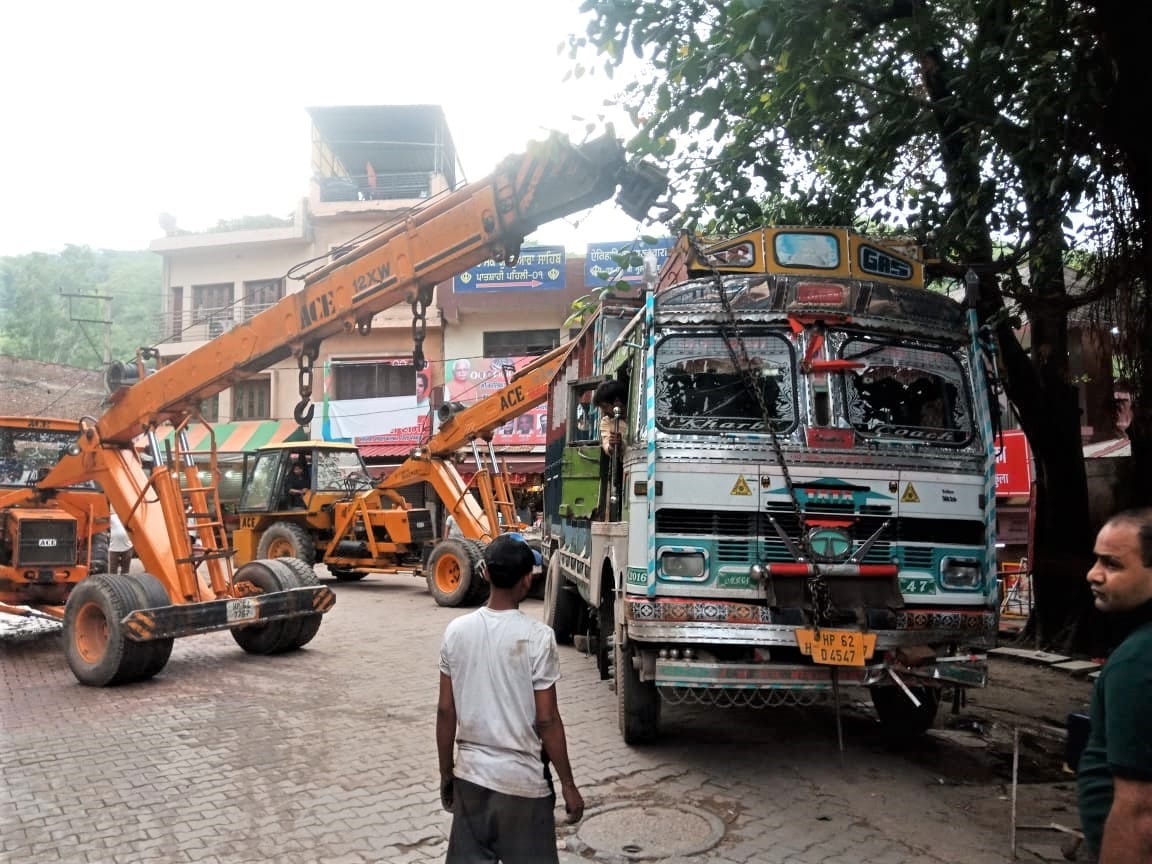 The driver went to pray, the truck entered the drain