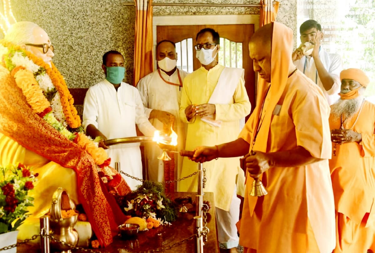 Union Minister Dharmendra Pradhan and Swatantradev reached Gorakhnath with CM Yogi