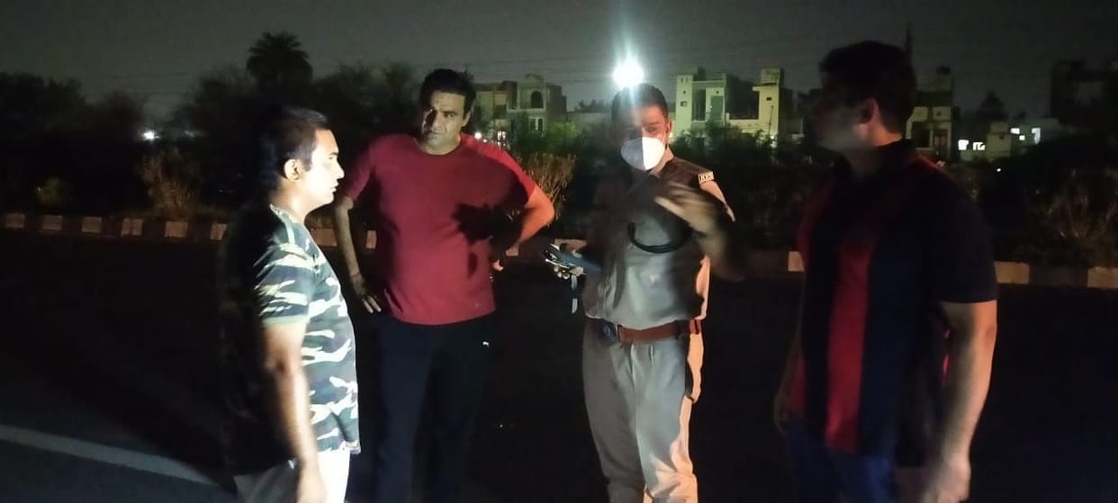 Looted cash-laptop from computer designer by firing in the air