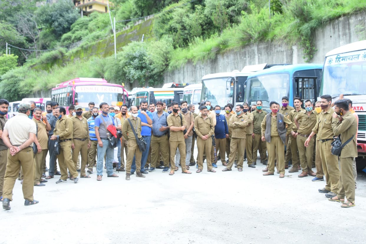 hrtc employee protest in rampur for her demand