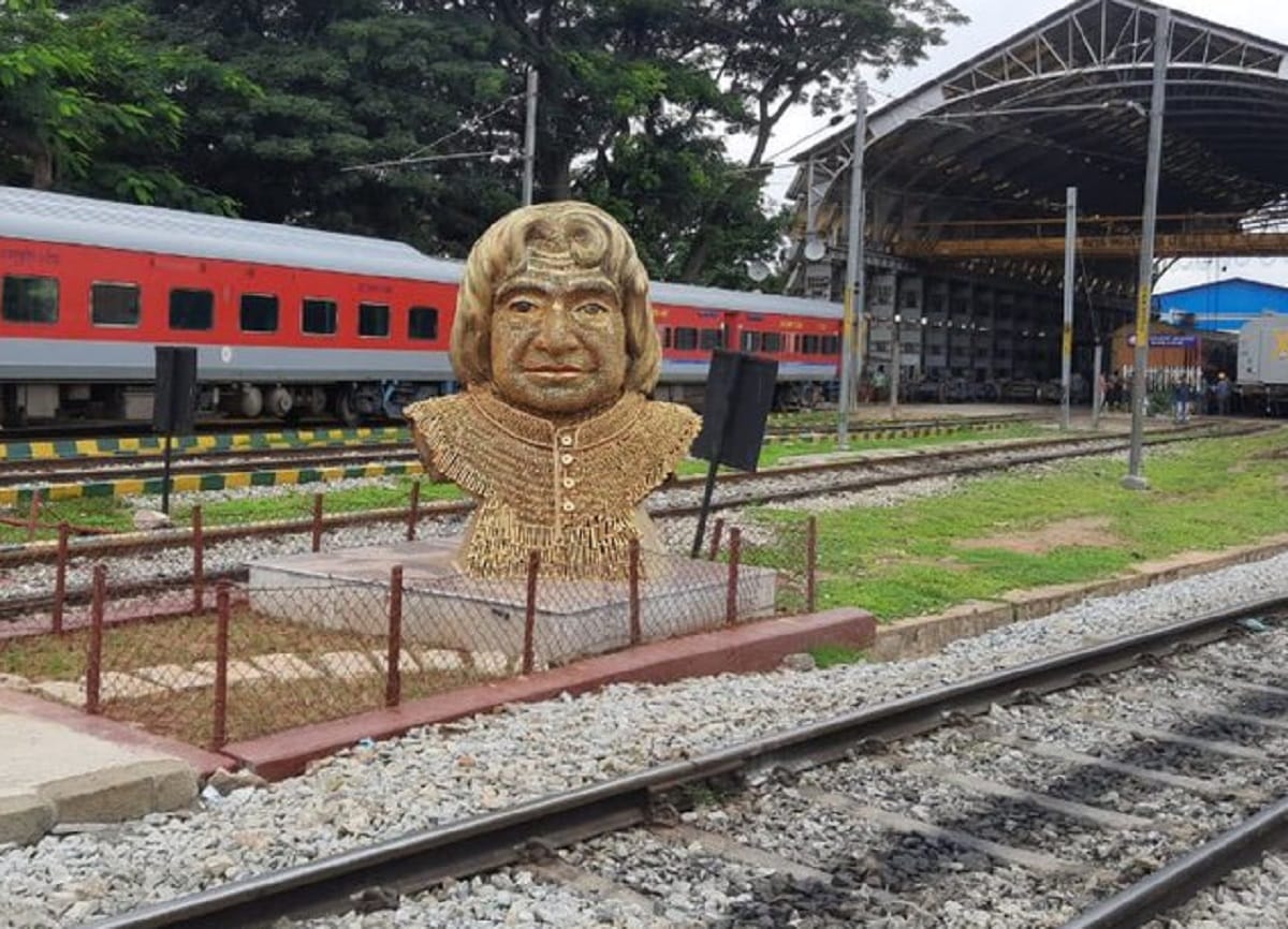 Yesvantpur Coaching Depot make former President of India, Dr.A.P.J.Abdul Kalam statue from scrap materials