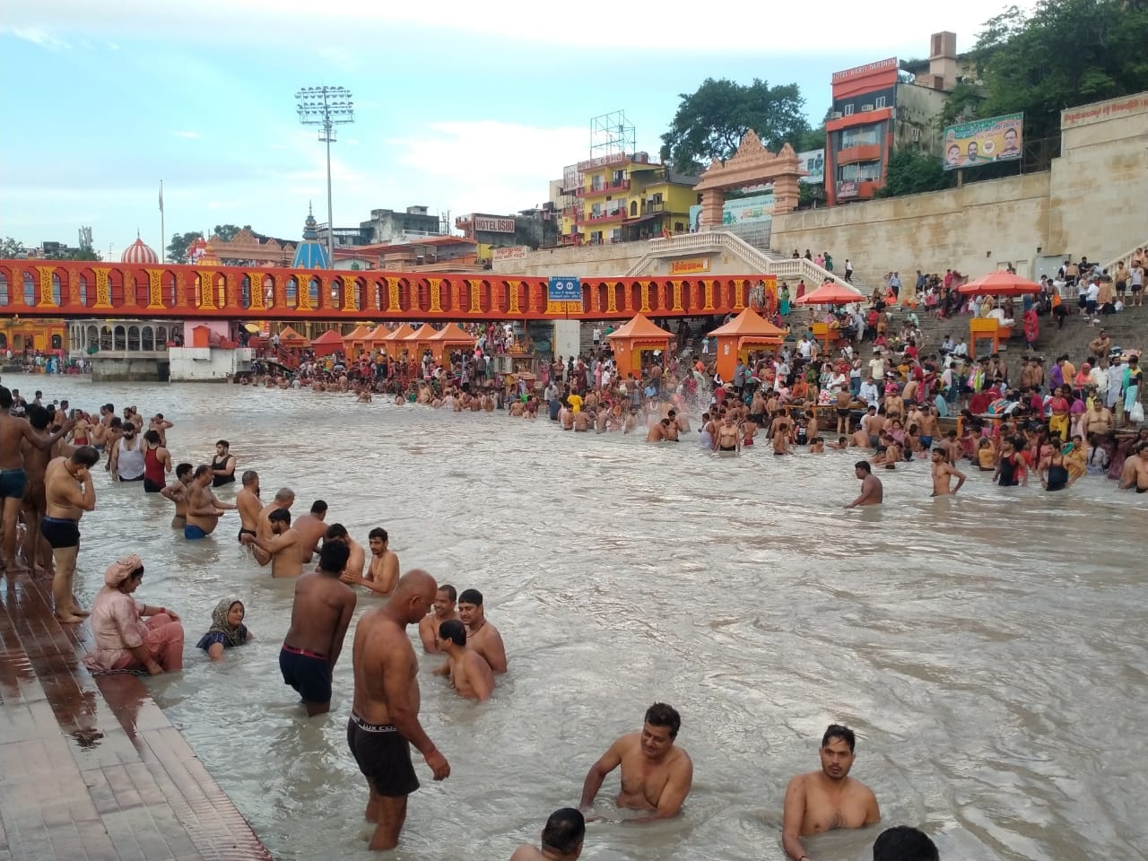 Guru Purnima 2021: ganga snan in haridwar, devotee violation of covid rules