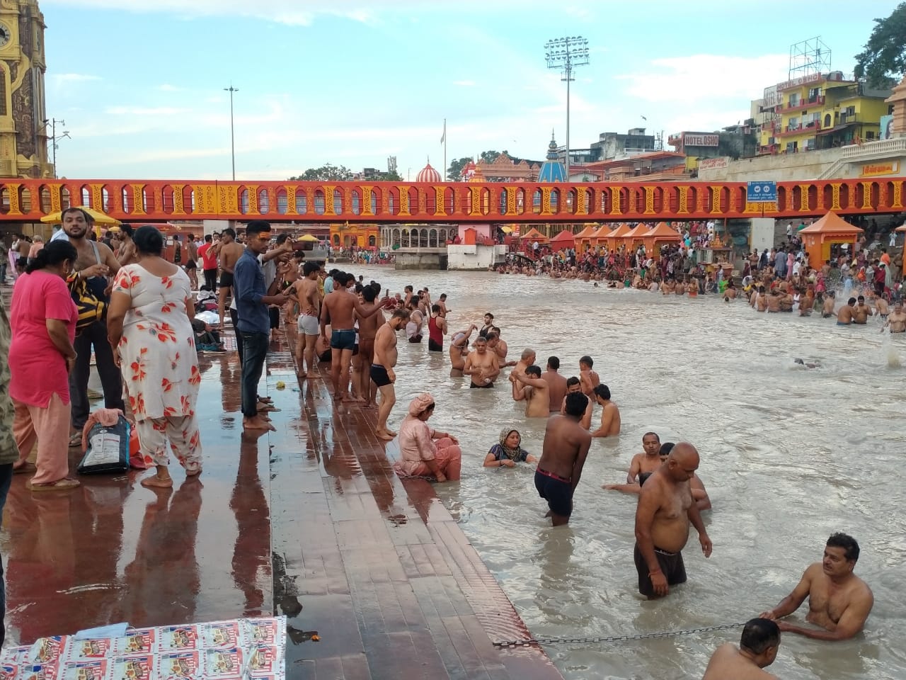 Guru Purnima 2021: ganga snan in haridwar, devotee violation of covid rules