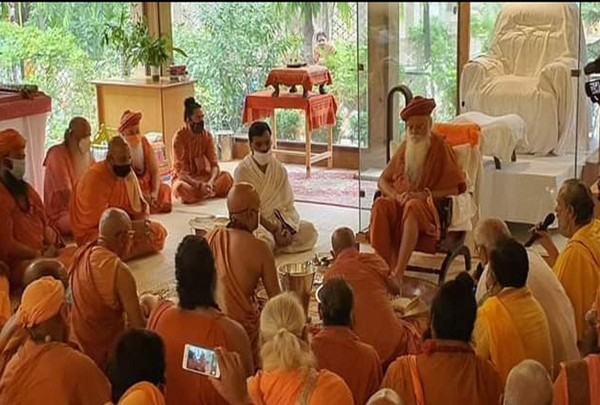 Guru Purnima 2021 disciples worshiped the gurus in vrindavan