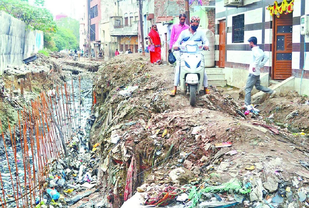 open drains are dangerous for people in agra