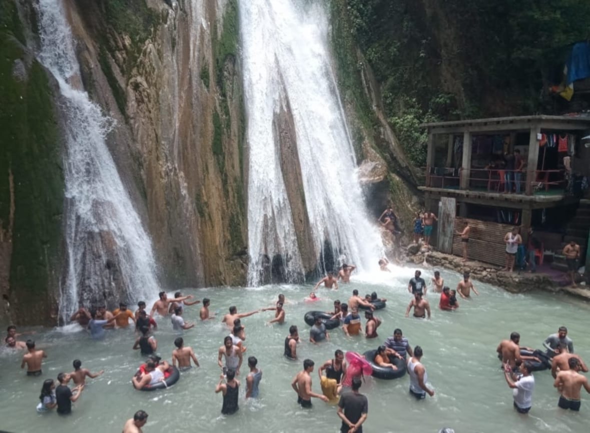 mussoorie news: 2511 tourists arrived kempty on saturday , returned 102