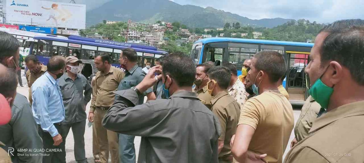 HRTC employees and private bus operators in Solan involved in verbal conflict over RM's transfer
