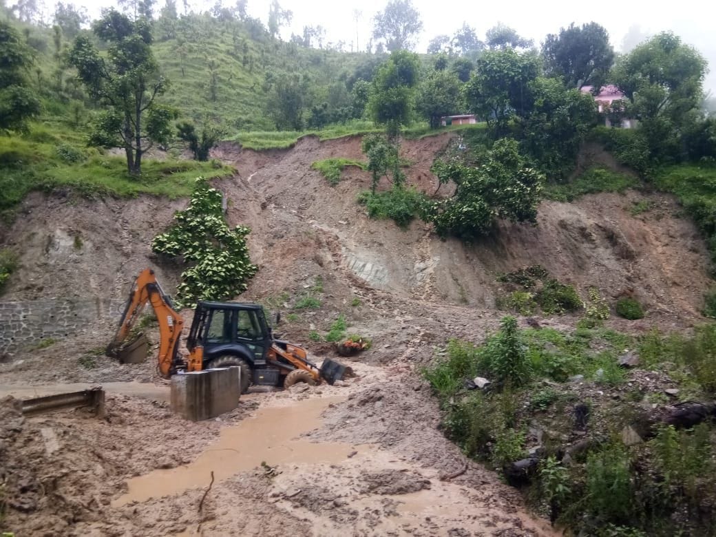 Distress: Perennial road became heavy in the journey of the passengers