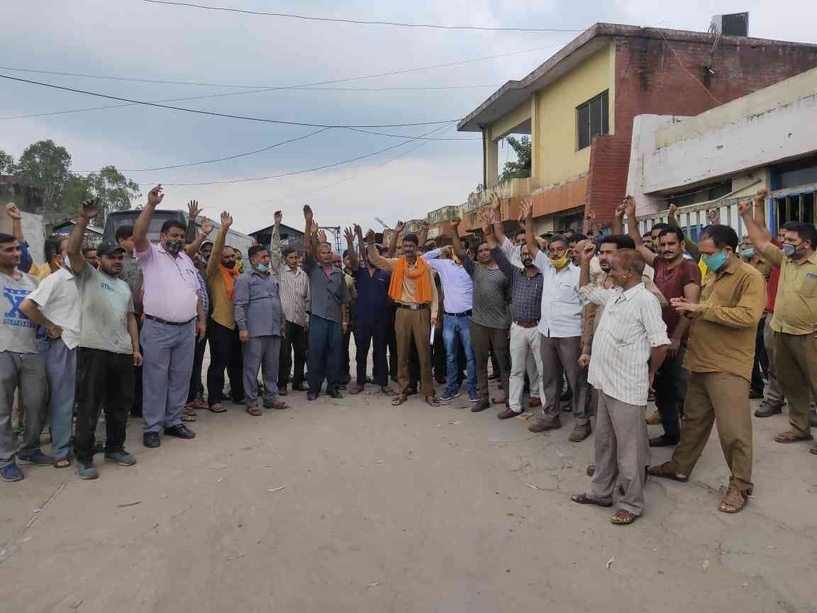 HRTC unions in Nalagarh organises Chakka-jam over Regional Manager transfer issue