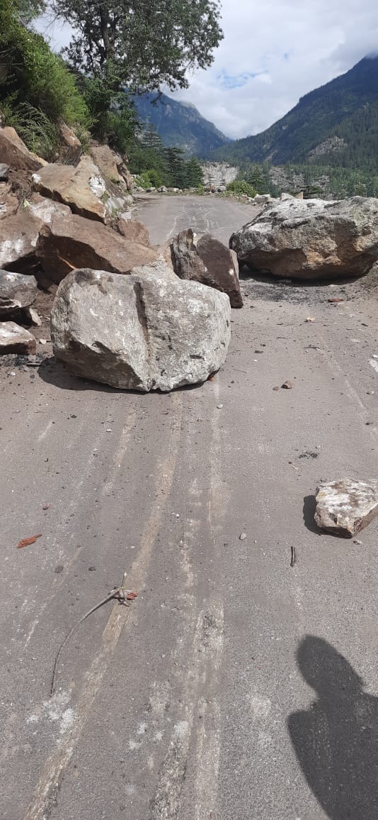 sangla chitkul road block due to landslide