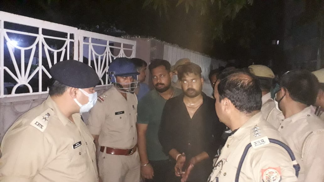 In a dispute over money, the brothers called the shopkeeper from home and shot him dead.