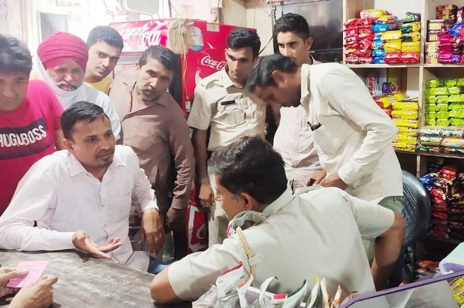 Becoming a food safety officer, the slips of the shopkeepers were handed over to the police.