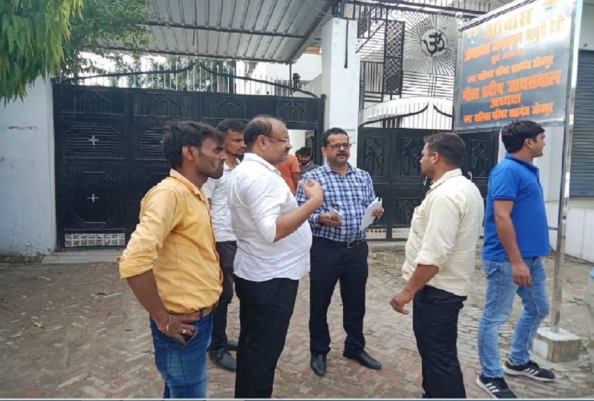 income tax department raids properties of jaunpur bjp leader and liquor businessman om prakash jaiswal for continuous 58 hours found cash more than RS one crore
