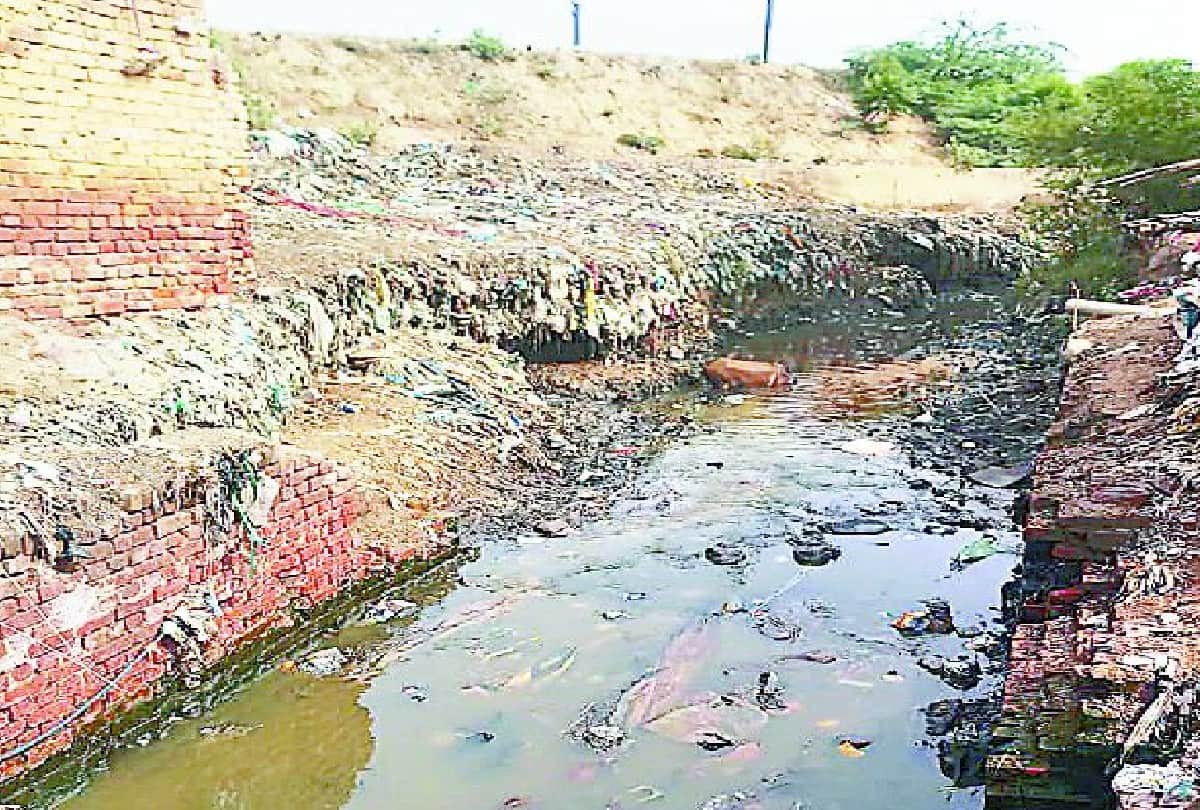 open drains are dangerous for people in agra
