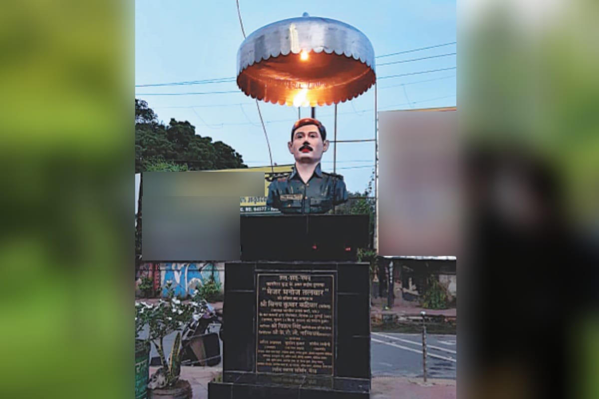 justice with the statue of Martyr Mejor Manoj talwar after twenty one years, after Amar Ujala campaigned