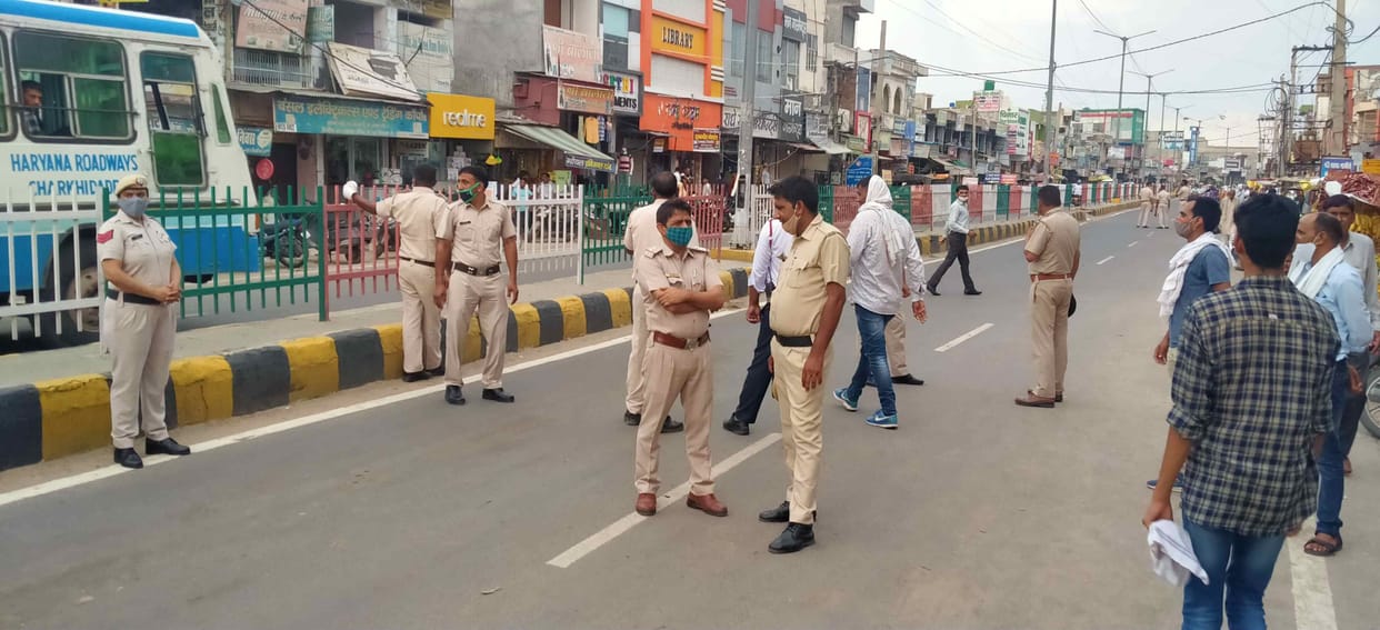 Bajrang Dal jammed the road in protest against offering Namaz in the temple, read Hanuman Chalisa while sitting on the road