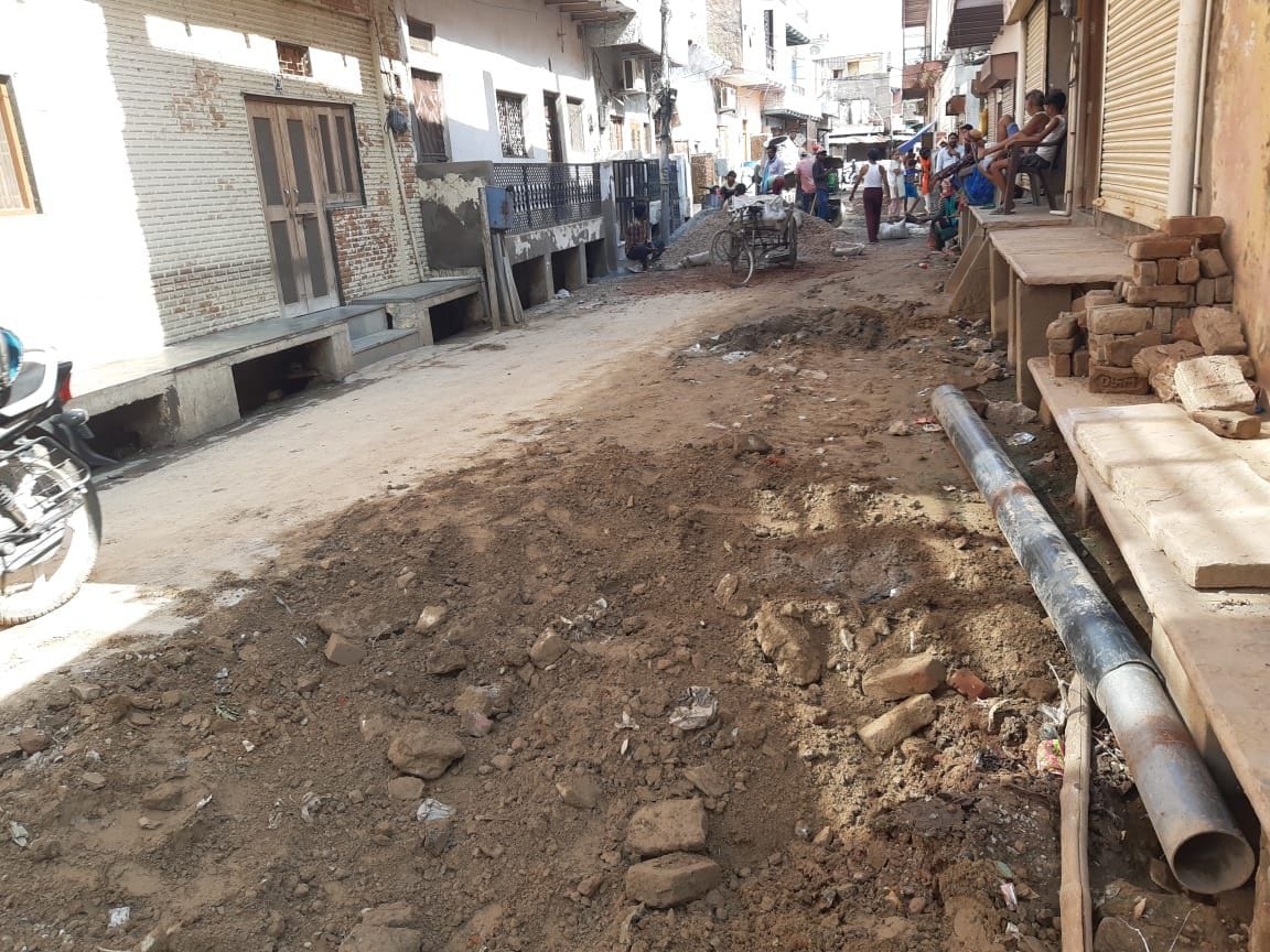 Mathura: Slow sewer work, people of Sadar Bazar upset