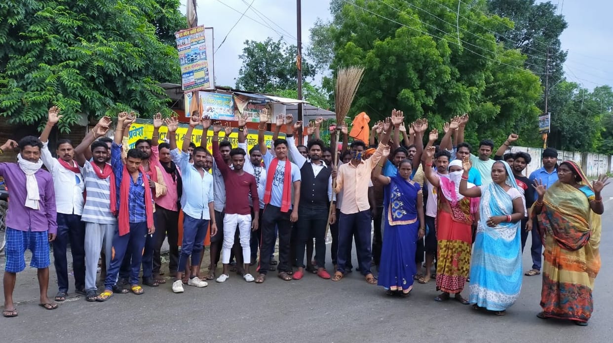 Demonstration by boycotting cleaning workers