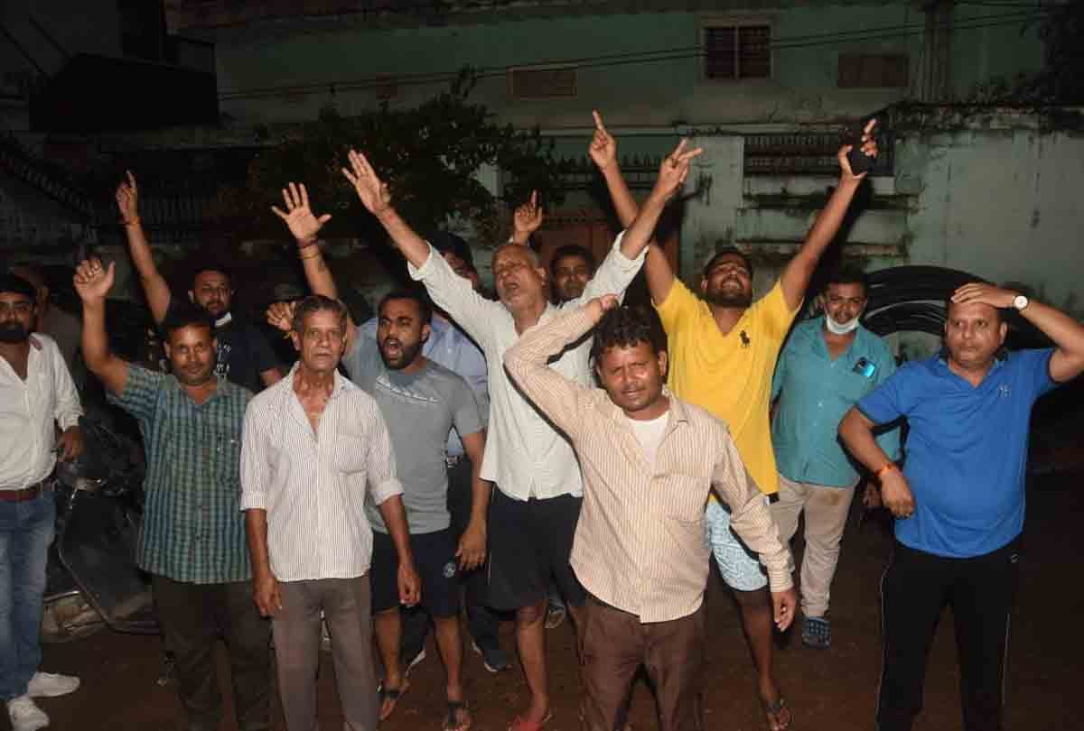 Kanpur: People upset due to lack of electricity for 5 hours created ruckus by gheraoing Govind Nagar substation