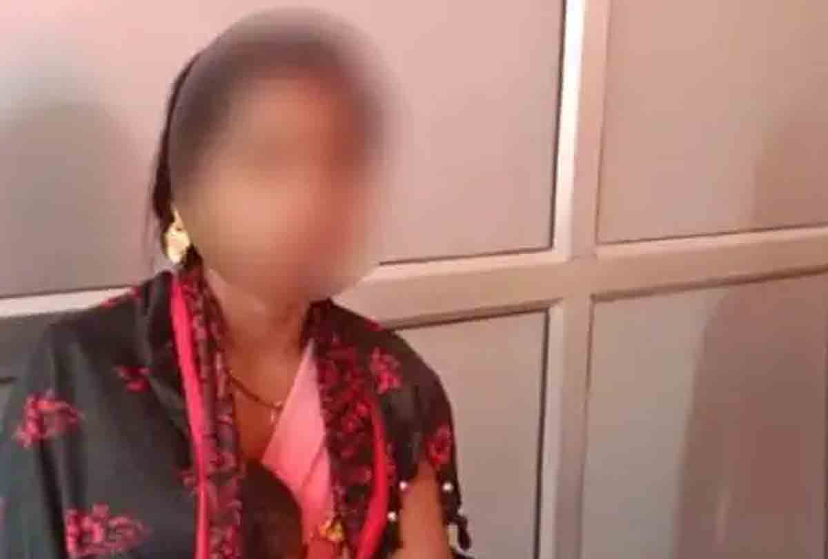 After love marriage wife ran away with jewelry, Robber Bride