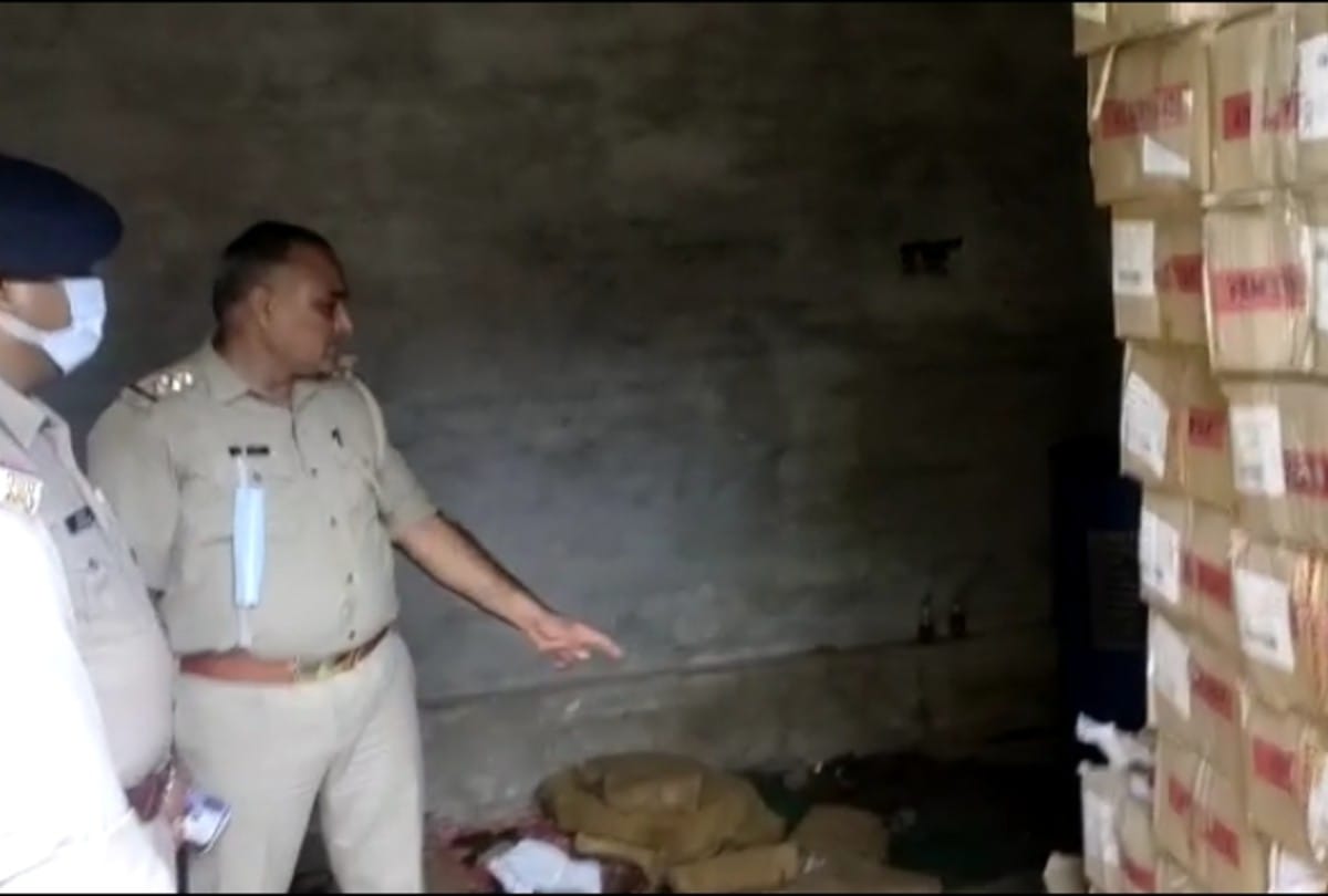 two arrested for liquor making with chemicals in agra