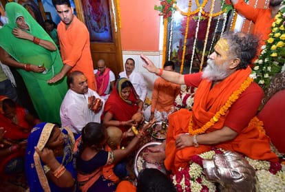 prayagraj news : गुरु पूर्णिमा पर बाघंबरी गद्दी मठ में महंत नरेंद्र गिरि की पूजा करते भक्त।