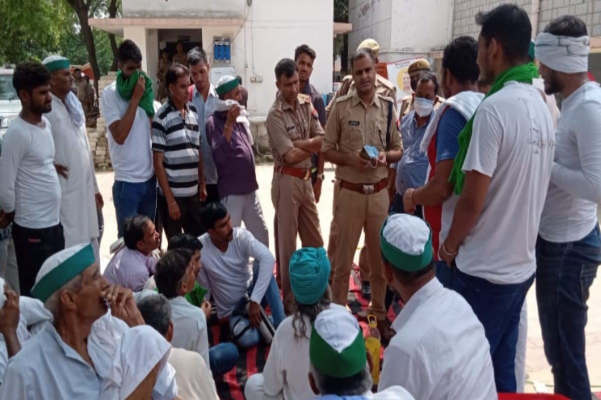 Meerut: Farmers enraged by the case filed, jammed the Delhi road and camped in the police station
